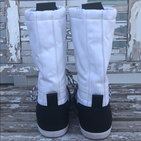(Sold) Hunter Waterproof Snow Boot White Size 6 - Picture 6 of 8